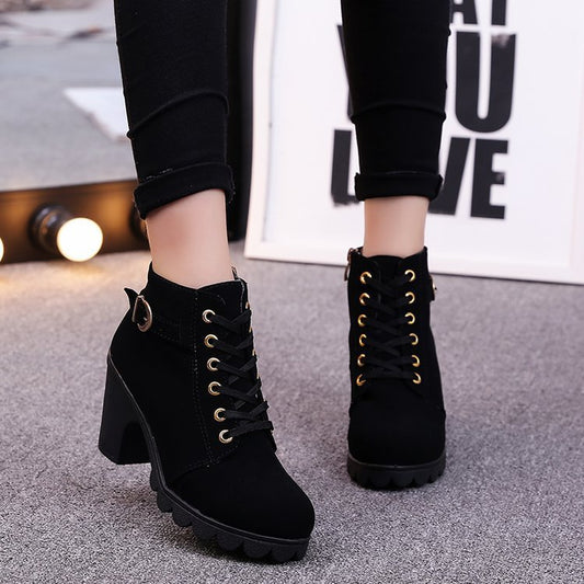 Bottines style Martin à brides croisées